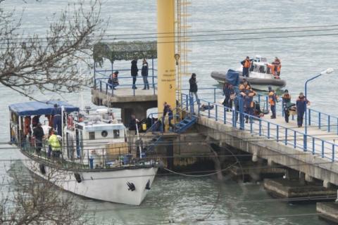 Russian Emergencies Ministry members work at a quay of the Black Sea near the crash site of Russian military Tu-154 plane, in the Sochi suburb of Khosta, Russia, Russia, December 25, 2016. PHOTO BY REUTERS/Yevgeny Reutov