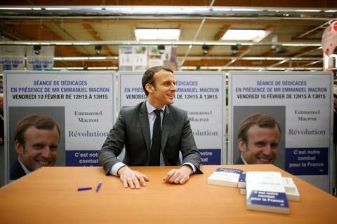 Emmanuel Macron, head of the political movement En Marche !, or Onwards !, and candidate for the 2017 presidential election, attends an autograph session for his book "Revolution" during a visit in Saint-Pierre-Des-Corps near Tours, France, February 10, 2017. PHOTO BY REUTERS/Stephane Mahe