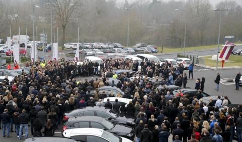 Germanwings employees gather outside the company headquarters to observe a minute of silence in Cologne Bonn airport, March 25, 2015. PHOTO BY REUTERS/Wolfgang Rattay