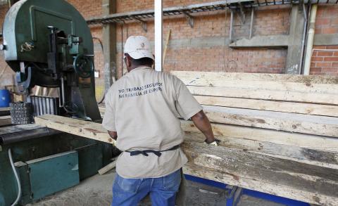 An ex-fighter from the Revolutionary Armed Forces of Colombia (FARC) works at a timber company on the outskirts of the Colombian city of Cali, December 2, 2014. PHOTO BY REUTERS/Jaime Saldarriaga