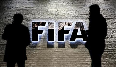 Journalists gather in front of FIFA's headquarters in Zurich, Switzerland, December 2, 2015. PHOTO BY REUTERS/Arnd Wiegmann
