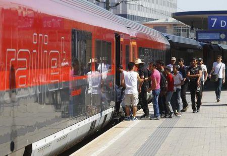 Migrants walk to board a train to Munich at the railway station in Vienna, Austria, September 1, 2015. PHOTO BY REUTERS/Leonhard Foeger