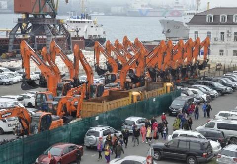 People arrive aboard the North Korean ferry, the Mangyongbong, at the port of the far eastern city of Vladivostok, Russia, May 18, 2017. PHOTO BY REUTERS/Yuri Maltsev