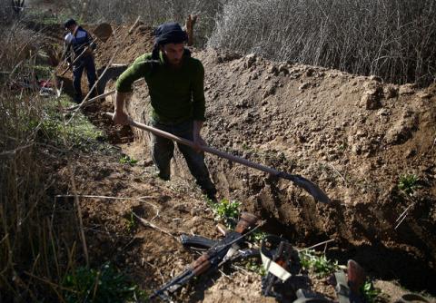 Fighters from the Free Syrian Army's Al Majd Brigades dig a trench in the rebel held besieged area of al-Marj in the Eastern Ghouta of Damascus, Syria, February 18, 2017. PHOTO BY REUTERS/Bassam Khabieh