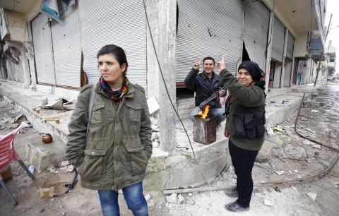 Fighters of the Kurdish People's Protection Units (YPG) gesture in the northern Syrian town of Kobani, January 30, 2015. PHOTO BY REUTERS/Osman Orsal