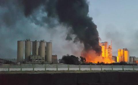 A fire erupted during clashes between military forces loyal to Libya's eastern government, who are backed by the locals, and the Shura Council of Libyan Revolutionaries, an alliance of former anti-Gaddafi rebels, who have joined forces with the Islamist group Ansar al-Sharia, in Benghazi, Libya April 15, 2016. PHOTO BY REUTERS/Stringer