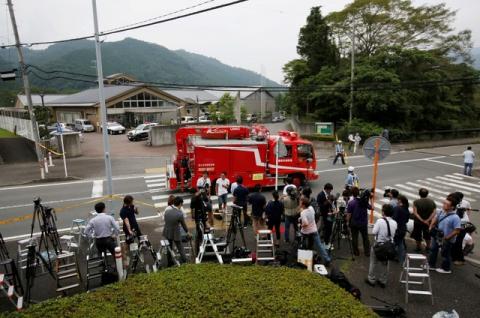 A firefigters' rescue unit car drives in front of a facility for the disabled, where a deadly attack by a knife-wielding man took place, in Sagamihara, Kanagawa prefecture, Japan, July 16, 2016. PHOTO BY REUTERS/Issei Kato