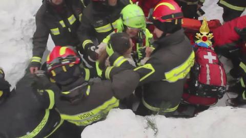 Firefighters rescue a survivor from Hotel Rigopiano in Farindola, central Italy, hit by an avalanche, in this handout picture released on January 20, 2017 provided by Italy's Fire Fighters. PHOTO BY REUTERS/Vigili del Fuoco