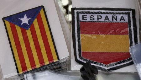 Souvenirs of a Spanish flag and an "Estelada" flag, a symbol of Catalonian pro-independence, are seen at a kiosk in Barcelona, Spain, September 26, 2015. PHOTO BY REUTERS/Andrea Comas