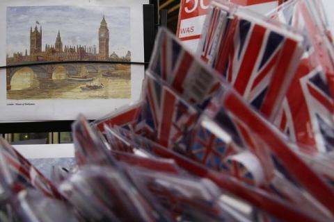 A poster of the houses of Parliament is displayed alongside Union flag souvenirs for sale in London, Britain, Thursday, December 17, 2015. PHOTO BY REUTERS/Luke MacGregor
