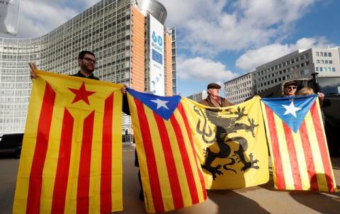 A group of demonstrators with Catalan and Flemish separatist flags gather outside the EU Commission headquarters in Brussels, Belgium, November 7, 2017. PHOTO BY REUTERS/Yves Herman