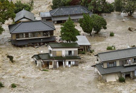 Residents are seen as they wait for rescue helicopters at a residential area flooded by the Kinugawa river, caused by typhoon Etau, in Joso, Ibaraki prefecture, Japan, September 10, 2015. PHOTO BY REUTERS/Kyodo