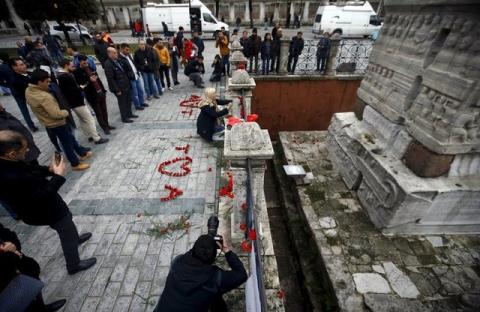 A woman places flowers at the site of Tuesday's suicide bomb attack at Sultanahmet square in Istanbul, Turkey, January 13, 2016. PHOTO BY REUTERS/Osman Orsal