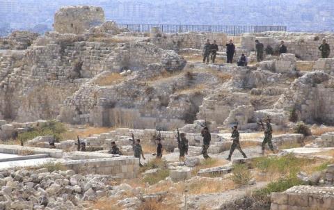 Forces loyal to Syria's President Bashar al-Assad hold their weapons as they walk in Aleppo's historic citadel, October 1, 2014. PHOTO BY REUTERS/George Ourfalian
