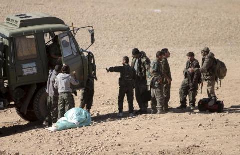 Foreign fighters (R) join members of the Kurdish People's Protection Units (YPG) in the southern countryside of Ras al-Ain, where clashes bewteen the YPG and Islamic State fighters are taking place, November 9, 2014. PHOTO BY REUTERS/Rodi Said