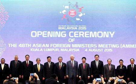 Foreign Ministers and Association of Southeast Asian Nations (ASEAN) Secretary General Le Luong Minh pose for a photograph at the 48th ASEAN foreign ministers meeting in Kuala Lumpur, Malaysia, August 4, 2015. PHOTO BY REUTERS/Olivia Harris