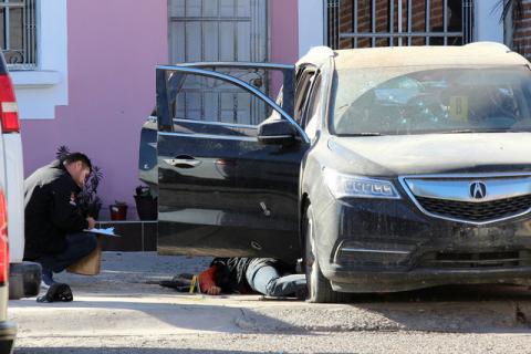 A forensic technician takes notes next to the body of an unknown assailant killed during a shooting with Mexican marines in Culiacan, Mexico, February 7, 2017. PHOTO BY REUTERS/Jesus Bustamante