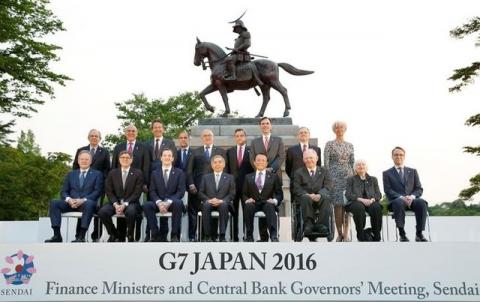 Participants of the G7 finance ministers and central bankers meeting pose for a family picture, ahead of the kickoff of the meeting at Aoba Castle in Sendai, Miyagi prefecture, Japan, May 19, 2016. PHOTO BY REUTERS/Kyodo