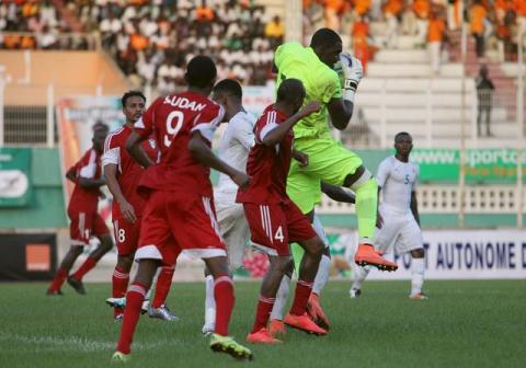  Ivory Coast's goalkeeper Gbohouo Sylvain catches the ball in a match between Ivory Coast v Sudan playing for the African Nations Cup qualifiers in Felix Houphouet Boigny stadium, Abidjan, Ivory Coast, March 25, 2016. PHOTO BY REUTERS/Luc Gnago