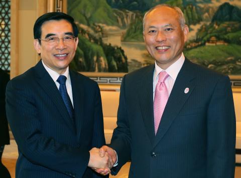 Tokyo Governor Yoichi Masuzoe (R) shakes hands with Beijing Mayor Wang Anshun during a meeting in Beijing