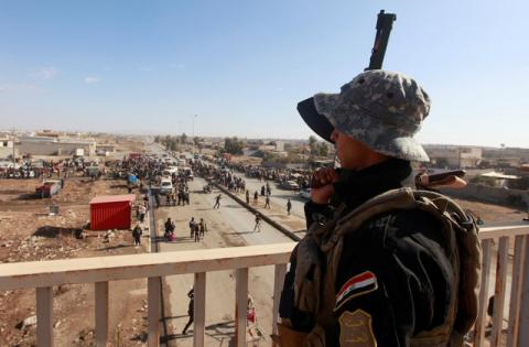 A member of Iraqi security forces stands guard during an operation against Islamic State militants in Mosul, Iraq, December 3, 2016. PHOTO BY REUTERS/Alaa Al-Marjani