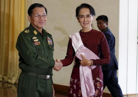 Myanmar's Commander-in-Chief Min Aung Hlaing (L) shakes hands with National League for Democracy (NLD) party leader Aung San Suu Kyi before their meeting in Naypyidaw, December 2, 2015. PHOTO BY REUTERS/Soe Zeya Tun
