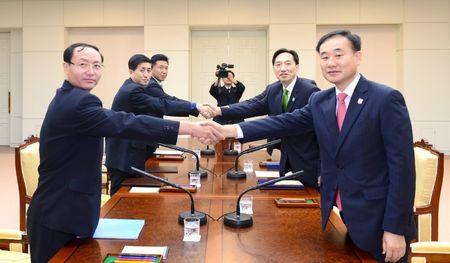Lee Duk-haeng (2nd R), South Korea's head delegate and committee member of the South Korean Red Cross, shakes hands with his North Korean counterpart Pak Yong Il (2nd L) after their meeting at the truce village of Panmunjom in the demilitarized zone separating the two Koreas, South Korea, September 8, 2015. PHOTO BY REUTERS/Yonhap