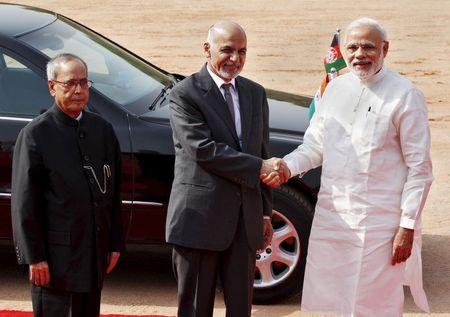 Afghanistan's President Ashraf Ghani (C) shakes hands with India's Prime Minister Narendra Modi (R) as his Indian counterpart Pranab Mukherjee looks on upon Ghani's arrival to attend a ceremonial reception at the forecourt of India's presidential palace Rashtrapati Bhavan, in New Delhi, India, April 28, 2015. PHOTO BY REUTERS/Stringer