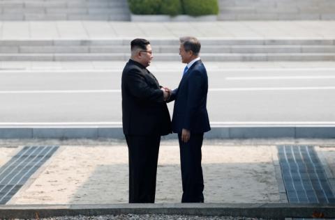 South Korean President Moon Jae-in and North Korean leader Kim Jong Un meet in the truce village of Panmunjom inside the demilitarized zone separating the two Koreas, South Korea, April 27, 2018. PHOTO BY REUTERS/Korea Summit Press Pool