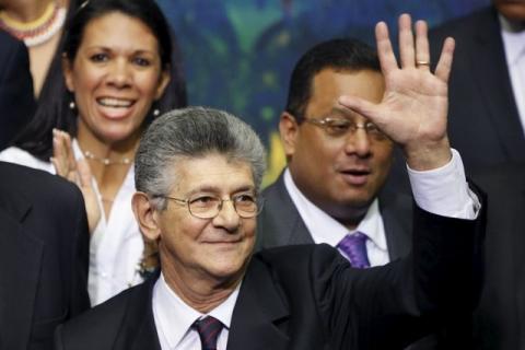Henry Ramos Allup, deputy of Venezuelan coalition of opposition parties (MUD), waves to supporters before the start of the session at the National Assembly in Caracas, January 5, 2016. PHOTO BY REUTERS/Carlos Garcia Rawlins