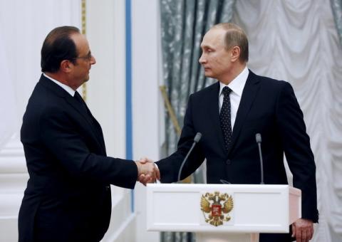Russia's President Vladimir Putin (R) shakes hands with his French counterpart Francois Hollande during a news conference at the Kremlin in Moscow, Russia, November 26, 2015. PHOTO BY REUTERS/Sergei Chirikov
