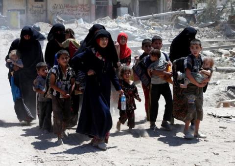 Displaced women and children who fled from clashes walk in the Old City of Mosul, Iraq, June 24, 2017. PHOTO BY REUTERS/Azad Lashkari