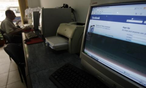 A man sits in an internet cafe in Cairo, May 18, 2010. PHOTO BY REUTERS/Amr Abdallah Dalsh