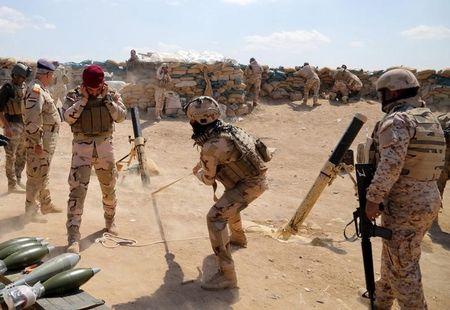 Iraqi army soldiers fire a mortar during clashes with Islamic State militants in the Karma district of Anbar province, March 22, 2015. PHOTO BY REUTERS/Stringer