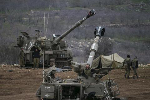 Israeli soldiers are seen next to mobile artillery units near the border with Syria in the Golan Heights January 27, 2015. PHOTO BY REUTERS/Baz Ratner
