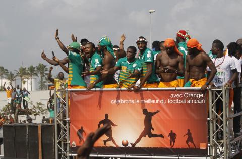 The players of Ivory Coast's soccer team wave as they arrive after winning the African Nations Cup, at Felix Houphouet Boigny International airport in Abidjan, February 9, 2015. PHOTO BY REUTERS/Luc Gnago