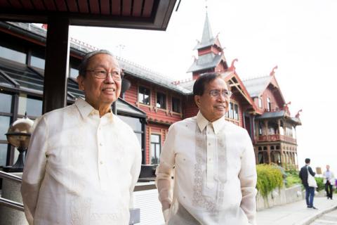 Luis Jalandoni (L) and Philippines' presidential peace adviser Jesus Dureza are seen during peace talks between the Philippine government and National Democratic Front of the Philippines (NDFP) in Oslo, Norway, August 22, 2016. PHOTO BY REUTERS/Berit Roald