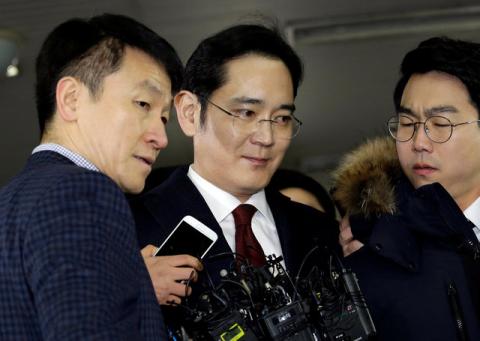 Jay Y. Lee, center, vice chairman of Samsung Electronics, arrives to be questioned as a suspect in bribery case in the influence-peddling scandal that led to the president's impeachment at the office of the independent counsel in Seoul, South Korea, Thursday, Jan. 12, 2017. PHOTO BY REUTERS/Ahn Young-joon