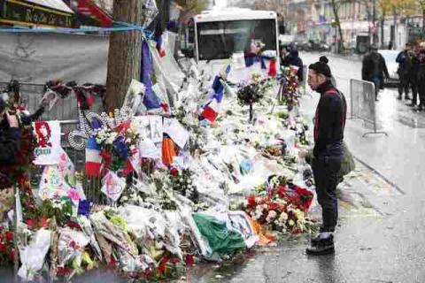 Jesse Hughes, member of Eagles of Death Metal band, mourns in front of the Bataclan concert hall to pay tribute to the shooting victims in Paris, France, December 8, 2015. PHOTO BY REUTERS/Charles Platiau