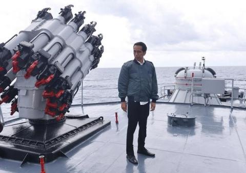 Indonesian President Joko Widodo stands on the deck of the Indonesian Navy ship KRI Imam Bonjol after chairing a limited cabinet meeting in the waters of Natuna Islands, Riau Islands province, Indonesia, June 23, 2016. PHOTO BY REUTERS/Antara Foto