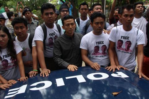 Myanmar journalists stand in front of a police vehicle transporting Reuters journalists Wa Lone and Kyaw Soe Oo to Insein prison after the court verdict in Yangon, Myanmar, September 3, 2018. PHOTO BY REUTERS/Myo Kyaw Soe