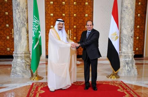 Egyptian President Abdel Fattah al-Sisi (R) and King Salman of Saudi Arabia shake hands during the reception ceremony in the Egyptian Presidential Palace in Cairo, Egypt, April 7, 2016. PHOTO BY REUTERS/The Egyptian Presidency