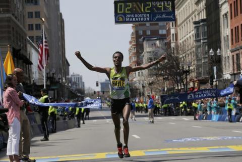 Lemi Berhanu Hayle of Ethiopia crosses the finish line to win the men's division of the 120th running of the Boston Marathon in Boston, Massachusetts, April 18, 2016. PHOTO BY REUTERS/Brian Snyder
