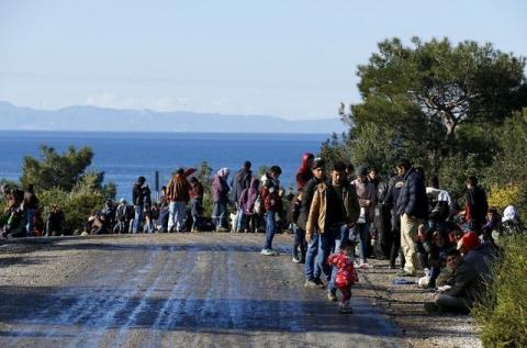 Syrian refugees wait on a roadside near a beach in the western Turkish coastal town of Dikili, Turkey, after Turkish Gendarmes prevented them from sailing off for the Greek island of Lesbos by dinghies, March 5, 2016. PHOTO BY REUTERS/Umit Bektas
