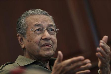Former Malaysian prime minister Mahathir Mohamad speaks during an interview at his office in Kuala Lumpur, October 18, 2013. PHOTO BY REUTERS/Samsul Said