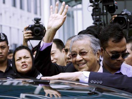 Former Malaysian Prime Minister Mahathir Mohamad waves to supporters as he arrives back at Subang airport, outside Kuala Lumpur, Malaysia, September 9, 2015. PHOTO BY REUTERS/Olivia Harris