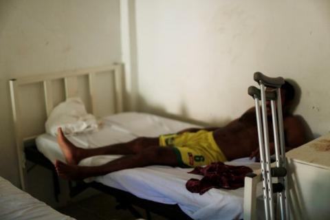 A man from Honduras who does not want to be identified, recovers from a bullet wound in his leg at the Jesus Buen Pastor shelter in Tapachula, Chiapas, Mexico November 18, 2016. He said that he left Honduras for the U.S. due to the present violence in his home country. PHOTO BY REUTERS/Carlos Jasso