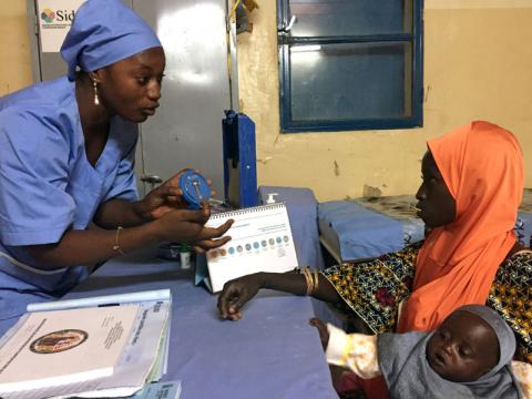A Marie Stopes nurse explains to mother-of-three Kadidja Toudjani how a contraceptive implant works in Niger's village of Libore, about 20km southeast of the capital Niamey, Niger November 2, 2017. PHOTO BY REUTERS/Tim Cocks