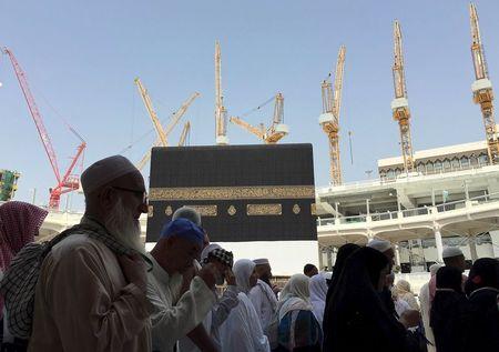 Cranes are seen as Muslim pilgrims perform Haj tasks in the Grand Mosque in the Muslim holy city of Mecca, Saudi Arabia, September 12, 2015. PHOTO BY REUTERS/Mohamed Al Hwaity
