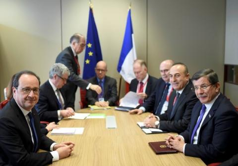 France's President Francois Hollande (L) attends a meeting with Turkish Prime Minister Ahmet Davutoglu (R) during a European Union leaders summit on migration in Brussels, Belgium, March 18, 2016. PHOTO BY REUTERS/Stephane de Sakutin